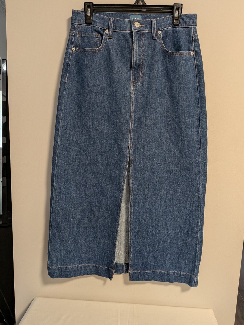 Jag, Jeans  Blue Denim Midi Skirt with Branded Button. Stretchy. Size 8. EUC.